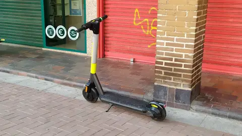 Patinete eléctrico de una empresa de alquiler Patinete eléctrico de una empresa de alquiler