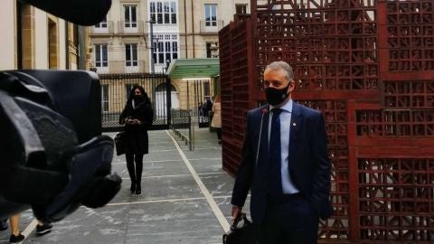 El lehendakari I&ntilde;igo Urkullu a las puertas del parlamento vasco.