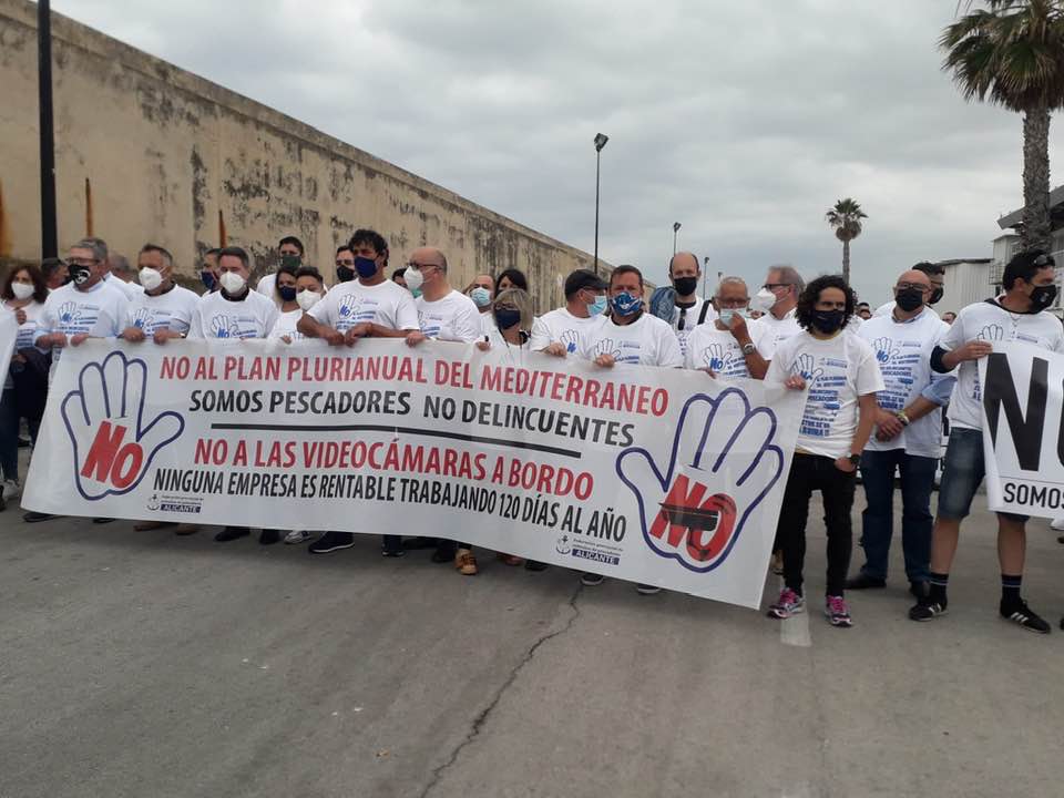 El sector pesquero de Santa Pola vuelve a movilizarse contra el Plan de Demersales de la Unión Europea El sector pesquero de Santa Pola vuelve a movilizarse contra el Plan de Demersales de la Unión Europea