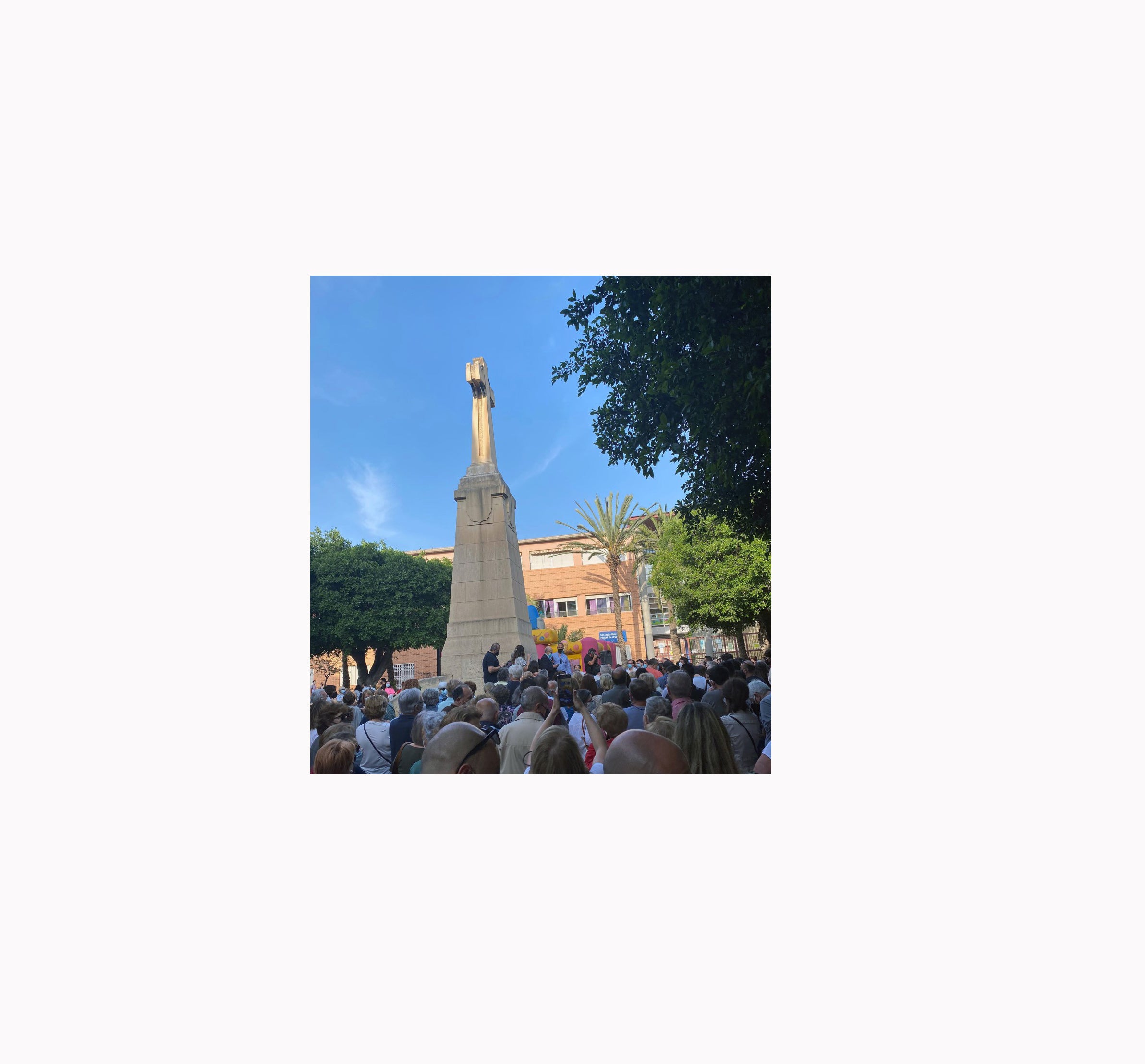 Vecinos del barrio del Plá de Elche, PP, Vox y Cs se movilizan contra el derribo de la Cruz de los Caídos Vecinos del barrio del Plá de Elche, PP, Vox y Cs se movilizan contra el derribo de la Cruz de los Caídos