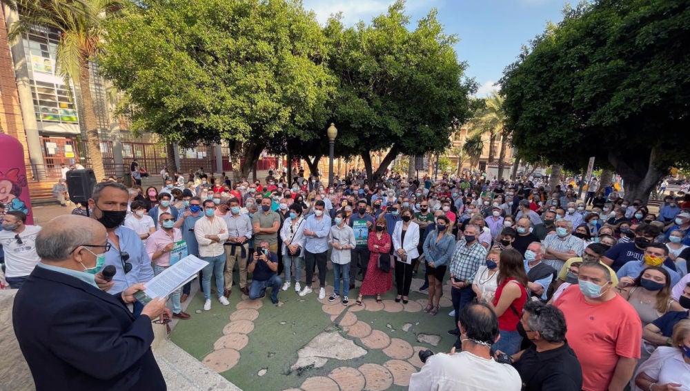 Concentración junto a la Cruz de los Caídos de Elche.
