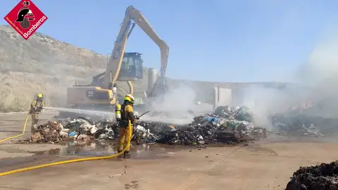 Bomberos en las labores de extinción del incendio en las instalaciones de Vaersa de Villena Bomberos en las labores de extinción del incendio en las instalaciones de Vaersa de Villena