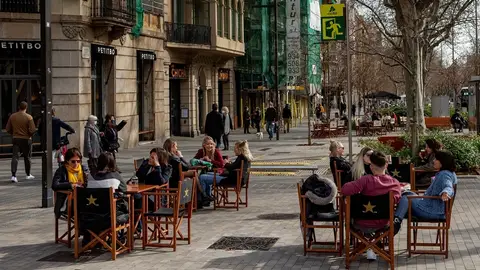 Una terraza de bar. LaSexta Noticias Fin de Semana (06-06-21) Estas son las CCAA que se niegan a cumplir las nuevas restricciones de Sanidad sobre hostelería y ocio nocturno: ¿pueden hacerlo?