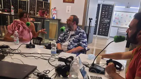Candela Peña y Bob Pop charlan con David Martos durante su entrevista en Kinótico por 'Maricón Perdido' Candela Peña y Bob Pop charlan con David Martos durante su entrevista en Kinótico por 'Maricón Perdido'