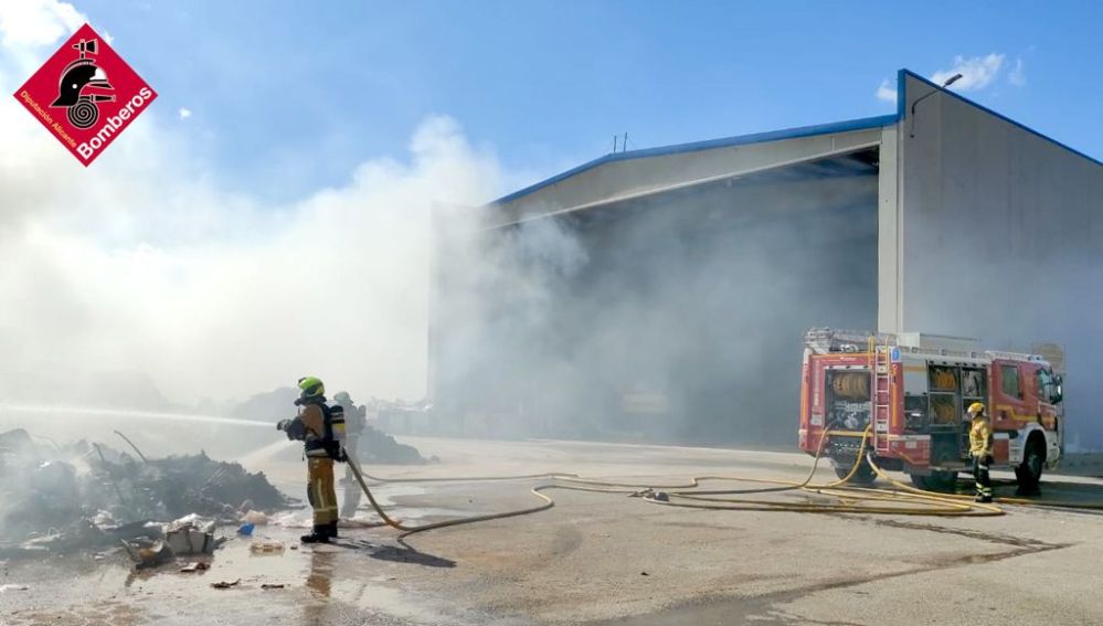 Incendio en las instalaciones de Vaersa en Villena.