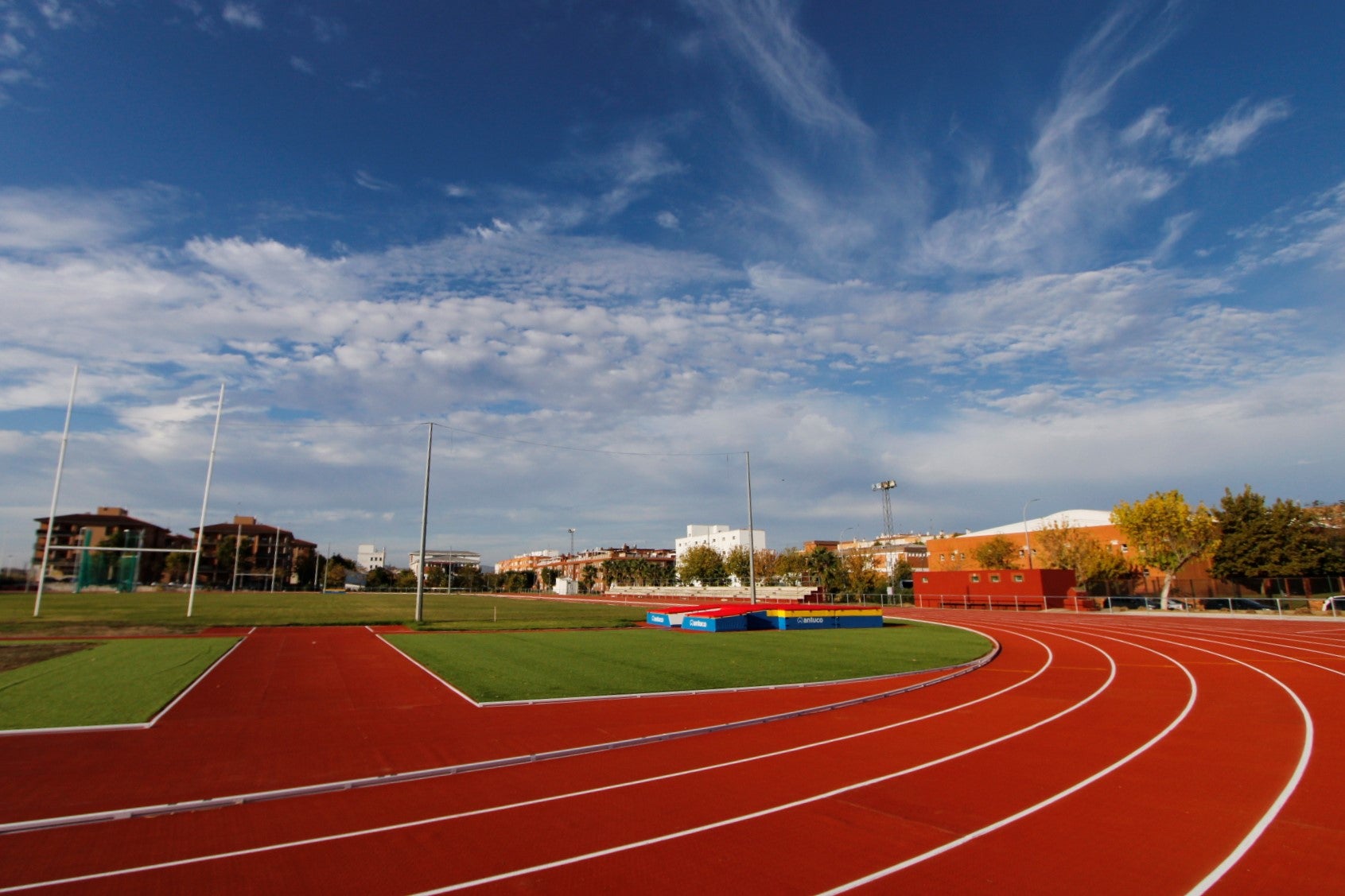 Marea de Vigo exige la urgente reparación de las pistas de atletismo de Balaídos. Marea de Vigo exige la urgente reparación de las pistas de atletismo de Balaídos.