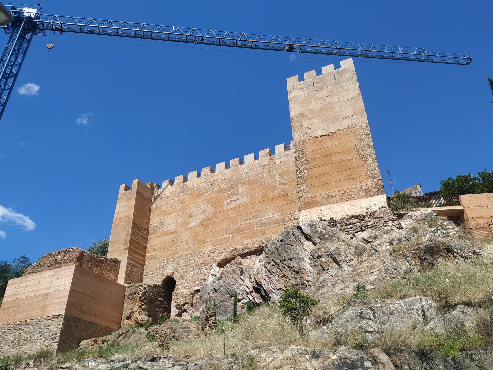 Comienza la obra para vaciar el Baluarte de los Pozos de Cáceres, con lo que concluirá la primera fase de la muralla Comienza la obra para vaciar el Baluarte de los Pozos de Cáceres, con lo que concluirá la primera fase de la muralla