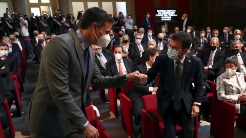 Saludo de S&aacute;nchez y Aragon&egrave;s en Barcelona