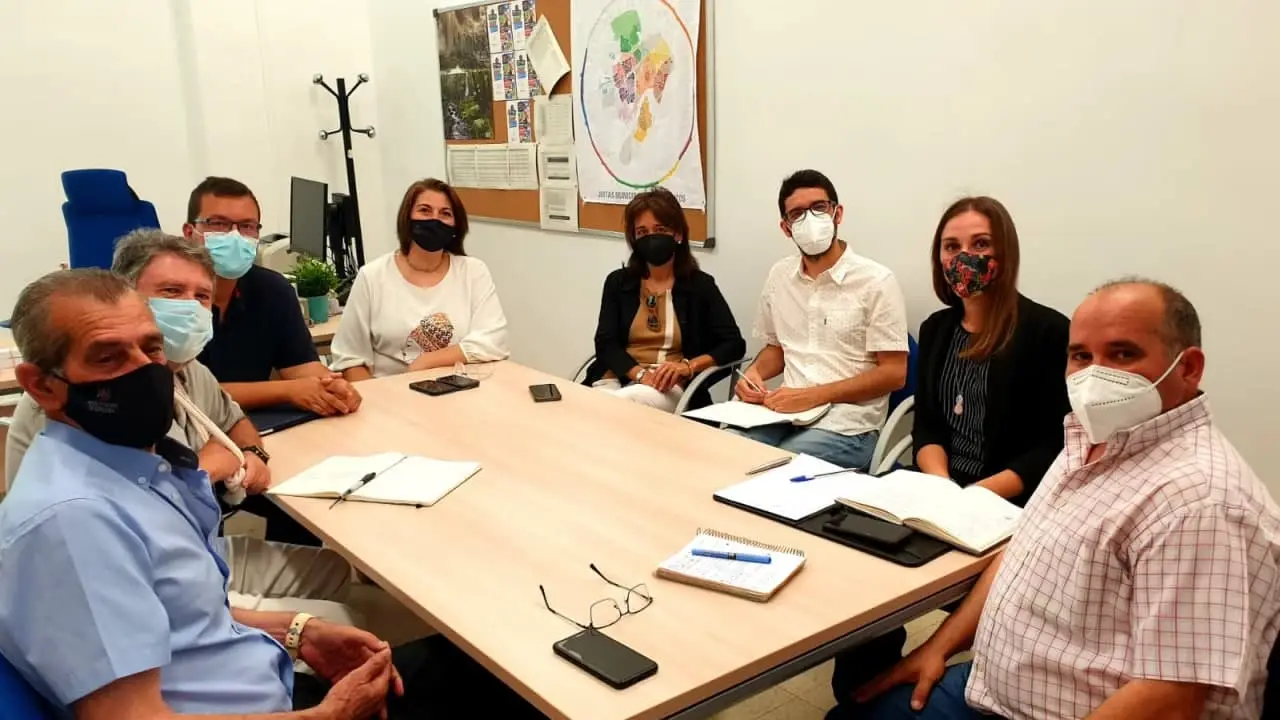 Representantes del ayuntamiento, de la Universidad Loyola y de los vecinos de los barrios afectados