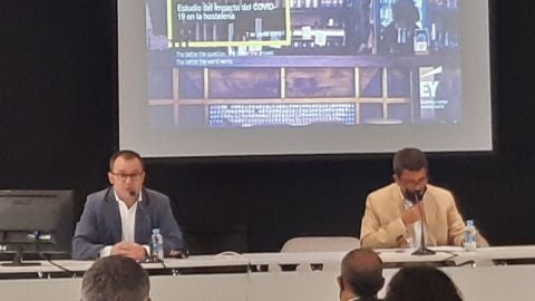El director del proyecto EY España, Pedro Valdés, en la presentación del informe junto a Carlos Mazón El director del proyecto EY España, Pedro Valdés, en la presentación del informe junto a Carlos Mazón