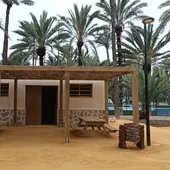 La nueva zona de acogida al visitante cuenta con una zona de picnic con mesas, un anfiteatro de estípites de palmeras La nueva zona de acogida al visitante cuenta con una zona de picnic con mesas, un anfiteatro de estípites de palmeras