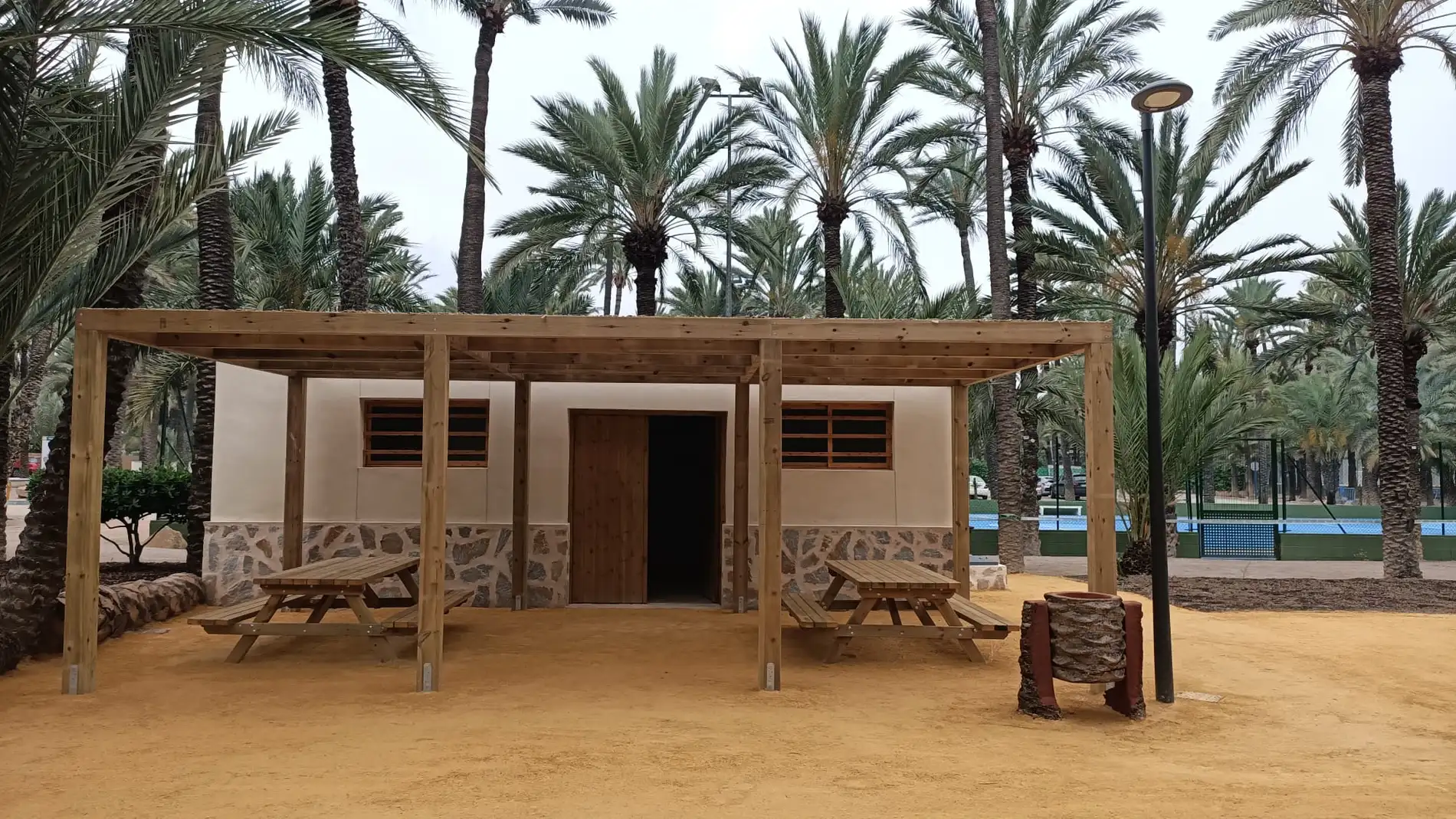 La nueva zona de acogida al visitante cuenta con una zona de picnic con mesas, un anfiteatro de estípites de palmeras 