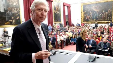 El Nobel de Medicina Jules A. Hoffmann comparte en la Universidad de Sevilla su experiencia con estudiantes y científicos El Nobel de Medicina Jules Hoffman cree que no debería representar "ningún problema" el combinar dosis de la vacuna contra el COVID