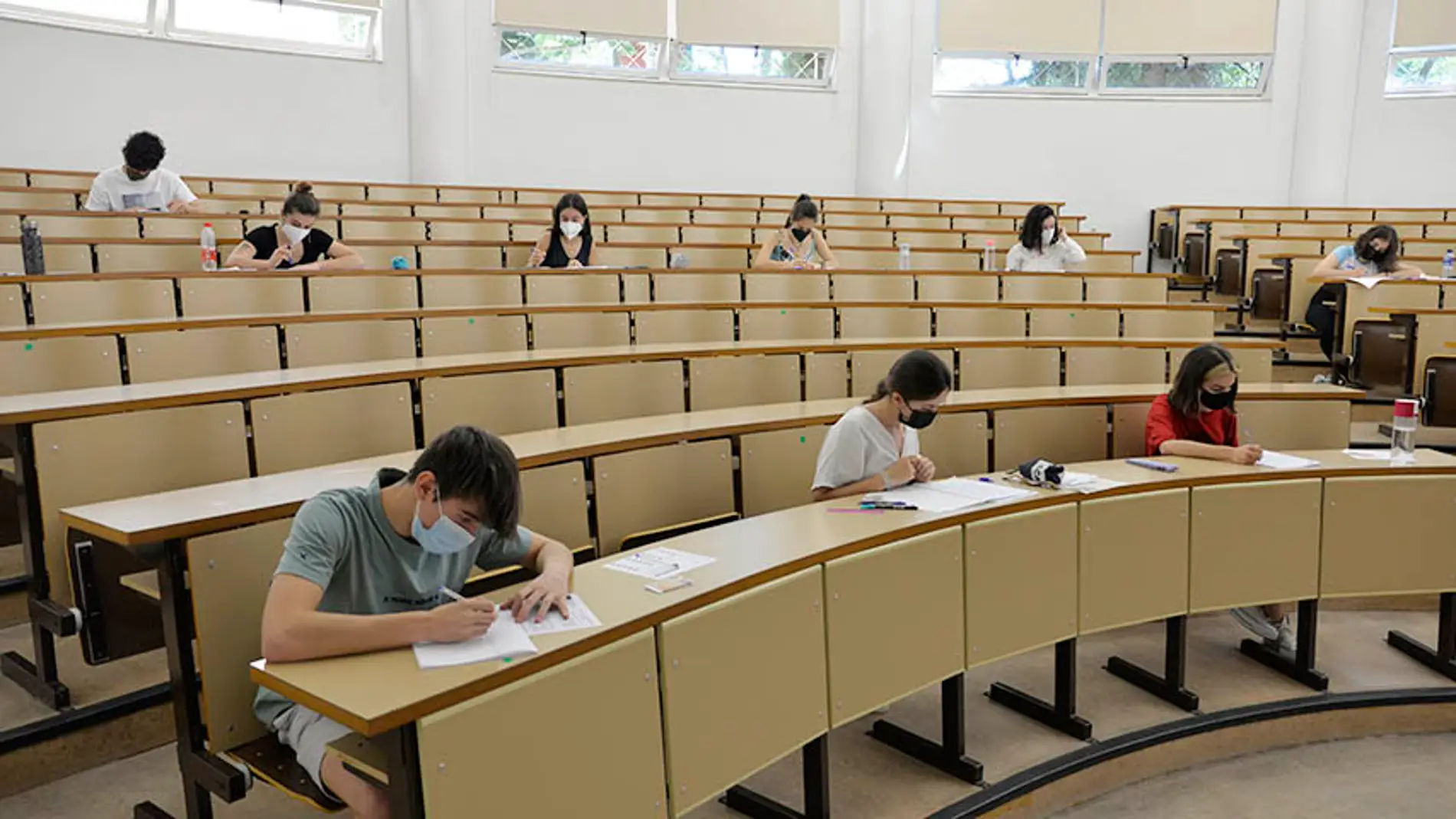 Alumnos haciendo las pruebas de la EvAU en el campus de Ciudad Real