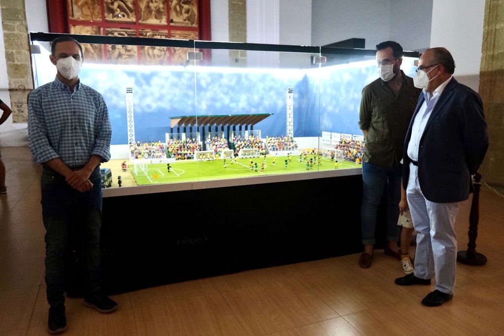 Afanas Sanlúcar inaugura la exposición 'Playmobil y el mar' en La Victoria Afanas Sanlúcar inaugura la exposición 'Playmobil y el mar' en La Victoria