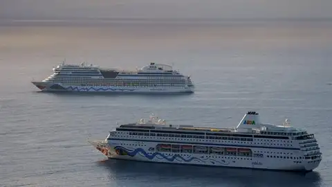 Imagen de dos cruceros turísticos Imagen de dos cruceros turísticos