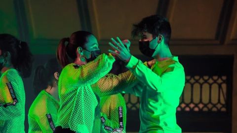 Alma junto a sus alumnos en el escenario