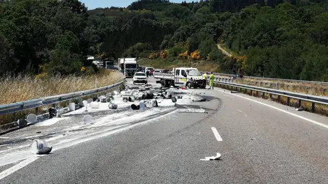 Camión articulado choca con camión mantenimiento Accidente de circulación en la A-52 con daños materiales