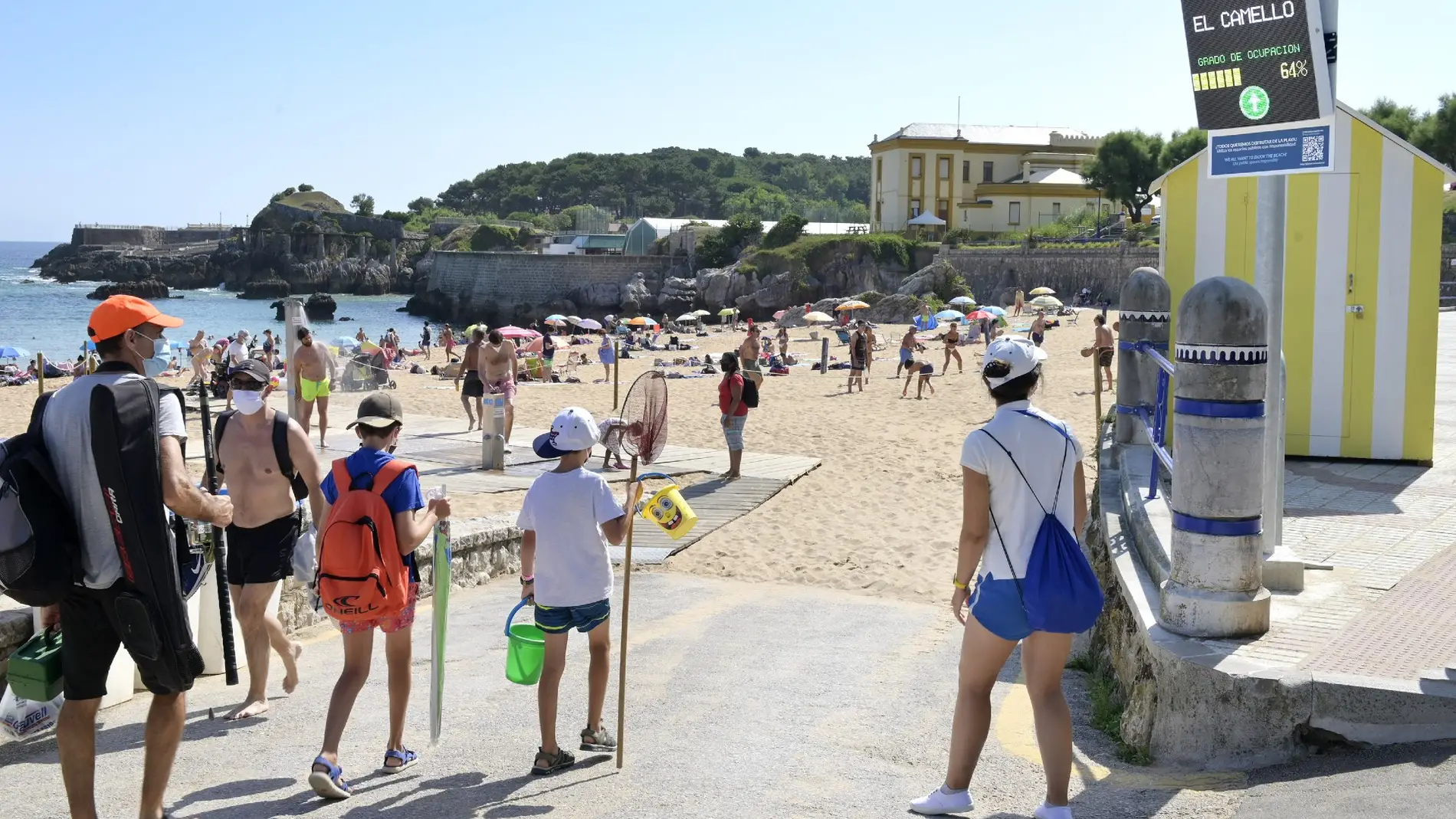 Comienza la temporada de playa en Santander con control de accesos y aforos y un dispositivo especial de limpieza