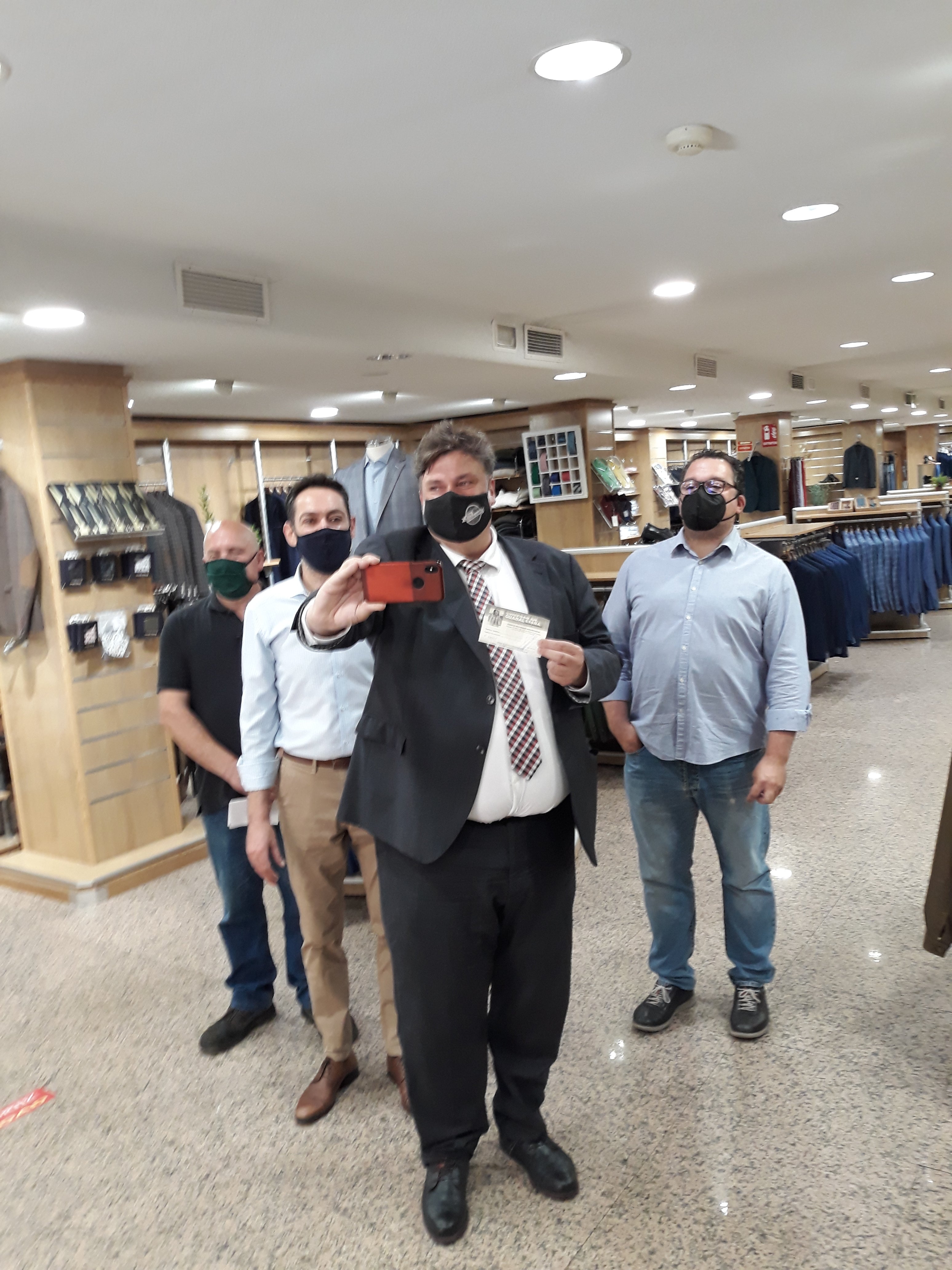 "SELFIES" CON PREMIO POR COMPRAR EN TIENDAS DE BARRIO "SELFIES" CON PREMIO POR COMPRAR EN TIENDAS DE BARRIO