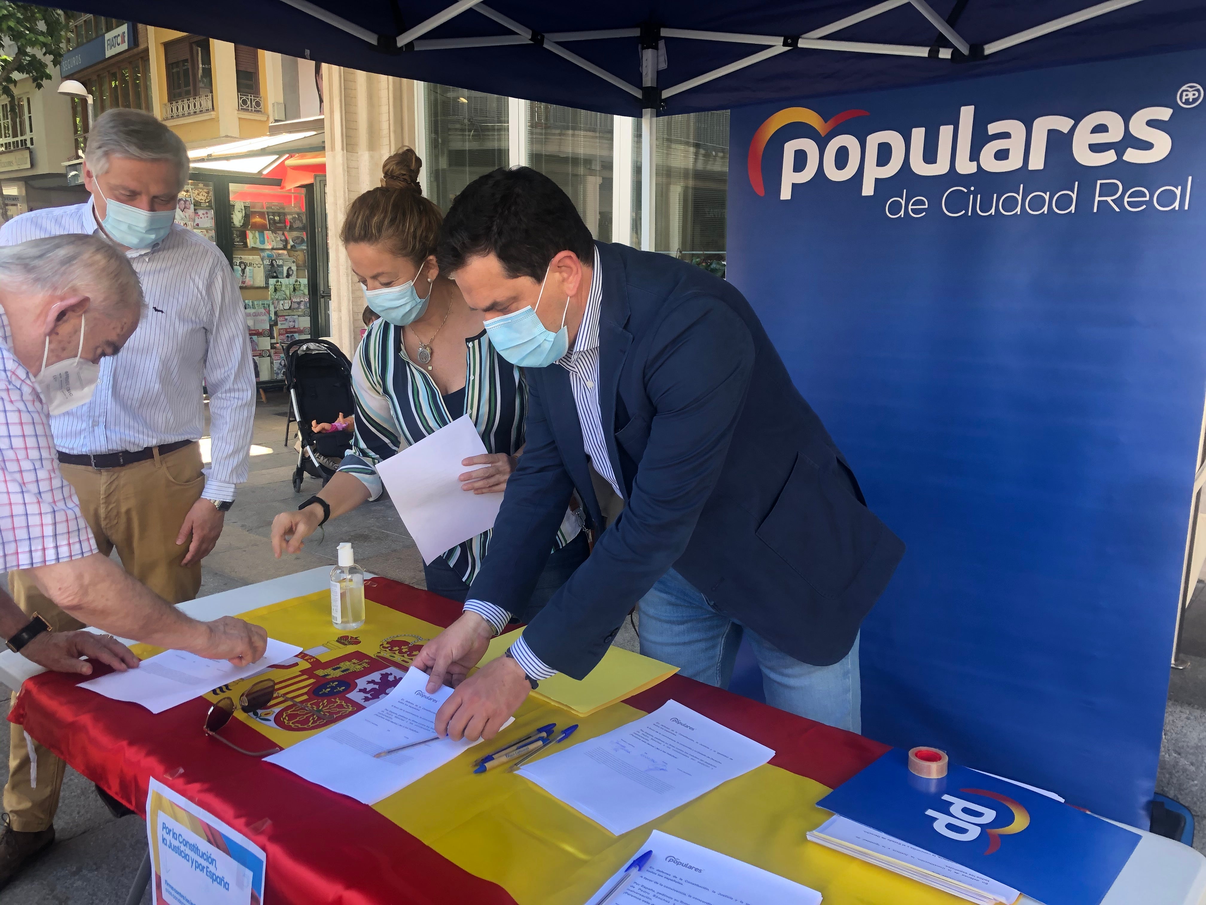 El PP arranca en Ciudad Real la campaña de recogida contra los indultos a los independentistas catalanes El PP arranca en Ciudad Real la campaña de recogida contra los indultos a los independentistas catalanes
