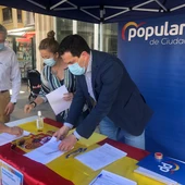 El PP de Ciudad Real recoge firmas contra los indultos a los secesionistas El PP de Ciudad Real recoge firmas contra los indultos a los secesionistas