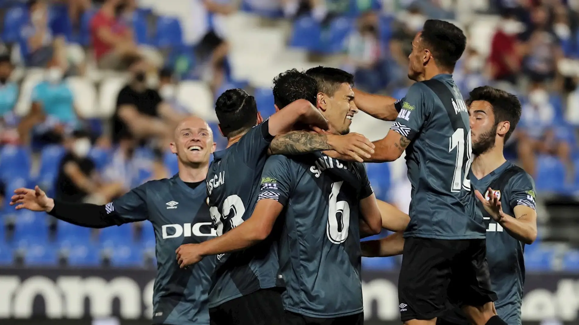 Los jugadores del Rayo Vallecano celebran un gol ante el Leganés