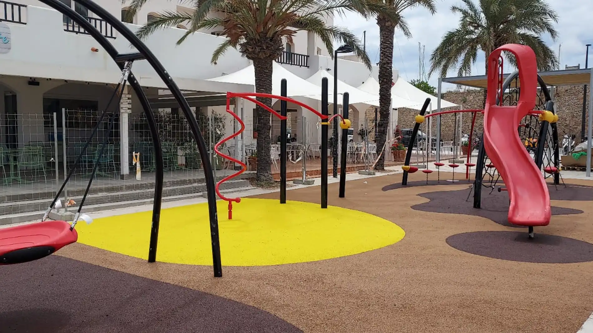 El puerto de la Savina cuenta ya con un nuevo parque infantil