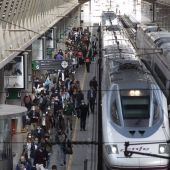  Llegada de pasajeros en el AVE procedente de Madrid a la Estación de Santa Justa
