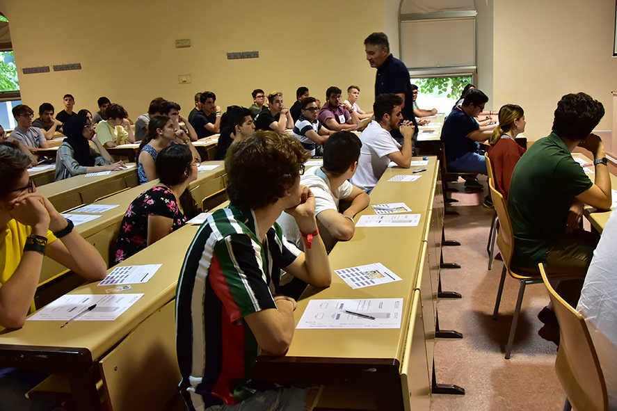 Casi 10.000 alumnos de Castilla-La Mancha empiezan hoy los exámenes de la EvAU para acceder a la universidad Casi 10.000 alumnos de Castilla-La Mancha empiezan hoy los exámenes de la EvAU para acceder a la universidad