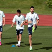 Sergio Busquets durante un entrenamiento de la selección española junto a Pedri y Dani Olmo