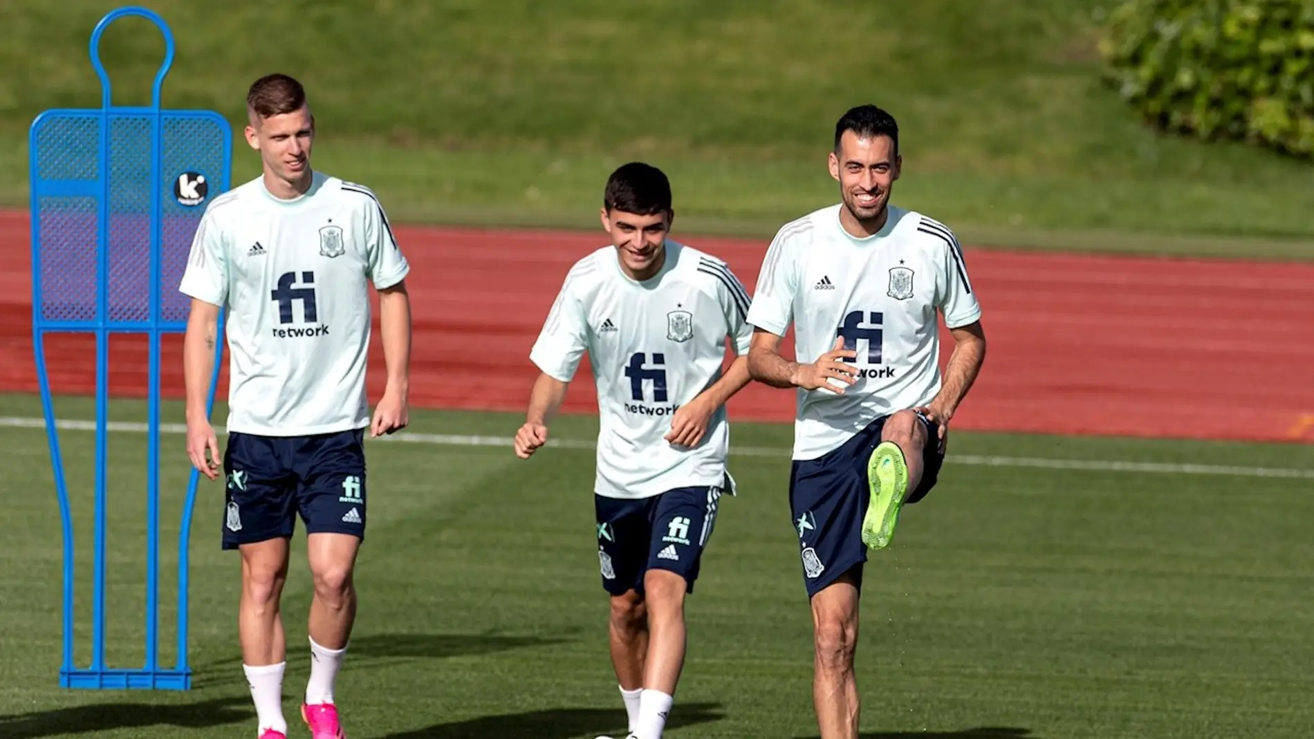 Sergio Busquets durante un entrenamiento de la selección española junto a Pedri y Dani Olmo