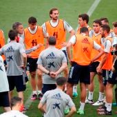 Luis Enrique charla con los jugadores en un entrenamiento de la selección española.