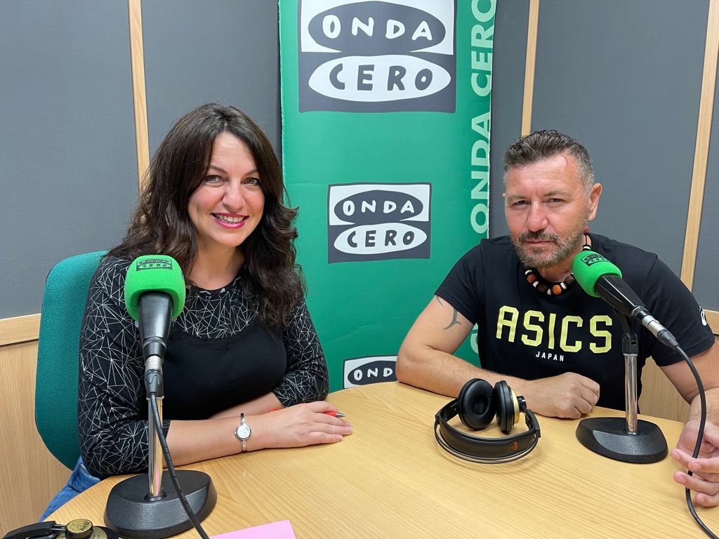 Miguel Noguera 'a solas y a oscuras' con Luz Sigüenza en protesta por el recibo de las eléctricas Miguel Noguera 'a solas y a oscuras' con Luz Sigüenza en protesta por el recibo de las eléctricas