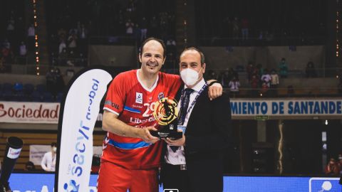 Herrero Lon, jugador de balonmano, recoge el trofeo al MVP de la final de la Copa Asobal