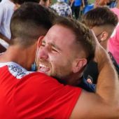 Javi Motos celebra entre lágrimas el ascenso con el Mar Menor FC