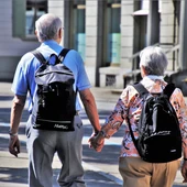 dos personas mayores paseando por la calle dos personas mayores paseando por la calle