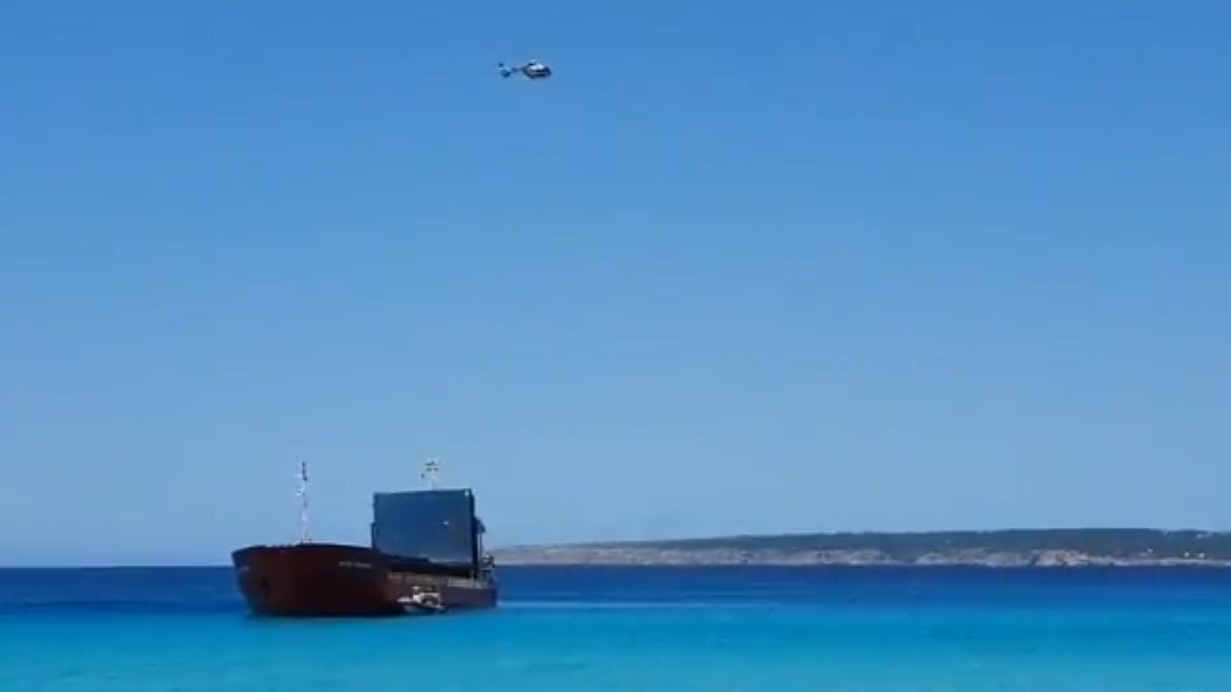 Un barco mercante queda varado frente a Migjorn con nueve ocupantes a bordo Un barco mercante queda varado frente a Migjorn con nueve ocupantes a bordo