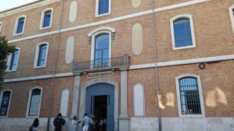 Estudiantes hacen fila para acceder al CRAI de la Universidad de Alcal&aacute;