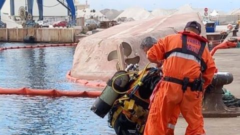 Buque volcado en Port Castell&oacute;