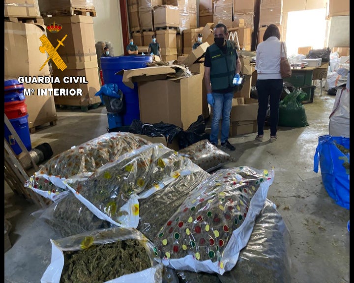 Desmantelada una de las primeras fábricas de hachís asentada en territorio nacional en la operación Overdose iniciada en Murcia Desmantelada una de las primeras fábricas de hachís asentada en territorio nacional en la operación Overdose iniciada en Murcia