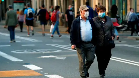 Una pareja pasea con mascarillas en Cataluña Coronavirus