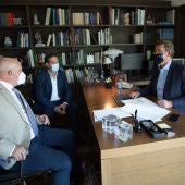 Feijoo aborda con varios alcaldes da provincia novos proxectos