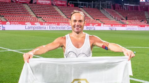 Nino celebra con la bandera del Elche el ascenso a Primera Divisi&oacute;n logrado en Girona.