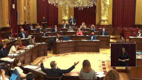 El diputado del PP Sebasti&agrave; Sagreras tomando la palabra mientras el vicepresidente Yllanes levanta los brazos en gesto de protesta, durante el pleno de este martes en el Parlament.