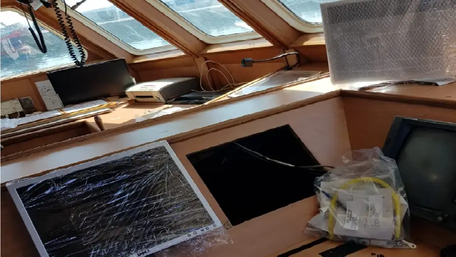 Instalación de equipo nuevos en el L'Espoir II en el muelle de Oza Instalación de equipo nuevos en el L'Espoir II