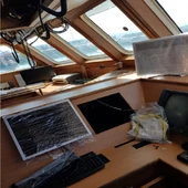 Instalación de equipo nuevos en el L'Espoir II en el muelle de Oza Instalación de equipo nuevos en el L'Espoir II en el muelle de Oza