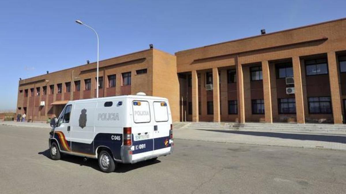 Un interno de la cárcel de Badajoz se abalanza sobre un funcionario al que agrede e intenta estrangular Un interno de la cárcel de Badajoz se abalanza sobre un funcionario al que agrede e intenta estrangular