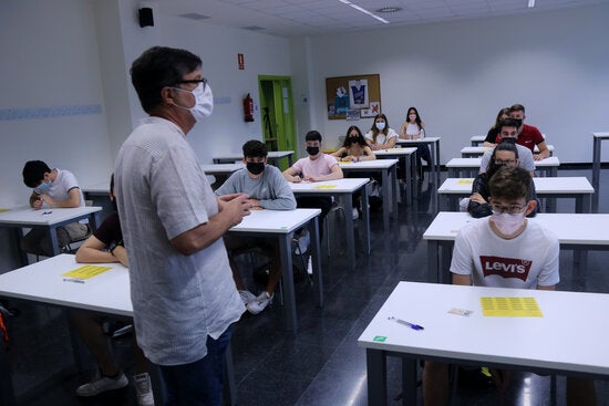El govern posa cartells i comunica formalment als alumnes que poden tenir les proves en els 3 idiomes oficials El govern posa cartells i comunica formalment als alumnes que poden tenir les proves en els 3 idiomes oficials
