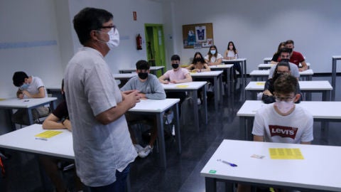 Un professor es dirigeix als alumnes abans de comen&ccedil;ar la primera prova de les PAAU.